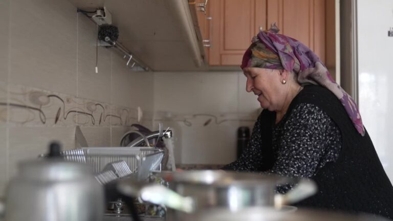 izmirde-emekli-dayanisma-kartiyla-emekliler-bir-nebze-rahatliyor-KsAfMWHw.jpg