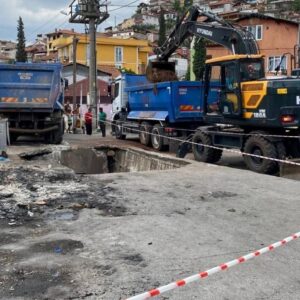 kocaelide yol coktu kamyon cukura dustu AacQtgyf