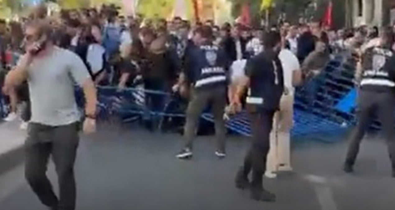 ankarada hareketli saatler chp genclik kollari polis barikatlarini yikti uaWetFrs