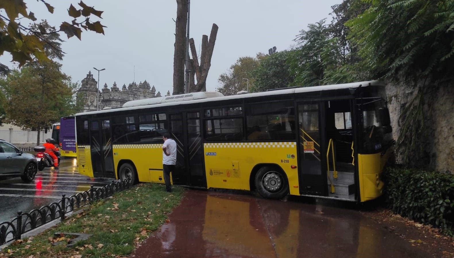 istanbulda iett otobusu motosiklete carpti E1FJftLA