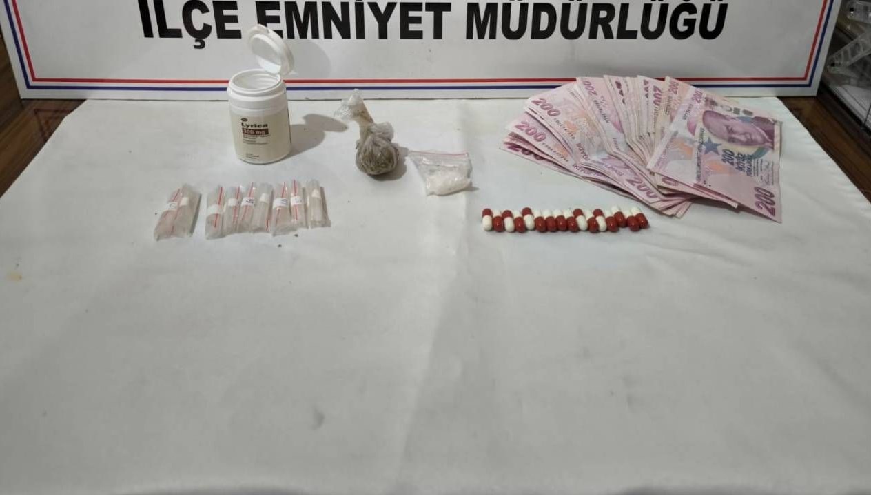 otomobilinde uyusturucuyla yakalanandi gozaltina alindi MFUxeeR6