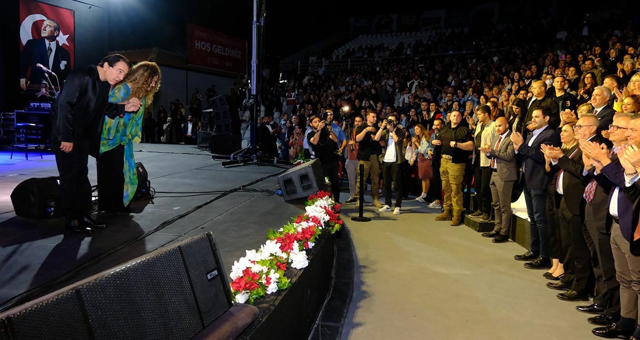 ozgur ozel ferdi zeyrek amfi tiyatrosunun acilisinda fazil say konserini izledi 9mTOBlGk