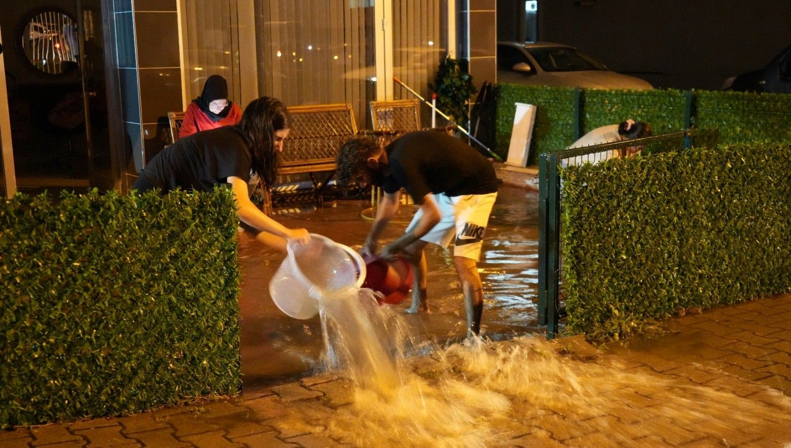 samsunda saganak hayati felc etti baziev ve is yerlerini su basti 8YZAYfJ7