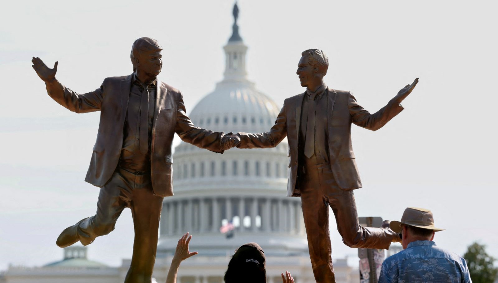 trump ve epsteinin arkadasligi heykelle taclandi EgOwTGuG