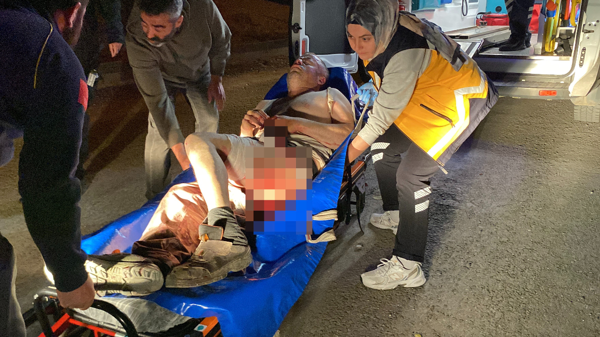 aksarayda 8 yerinden bicaklanan adam agir yaralandi meB3hZjn.jpg