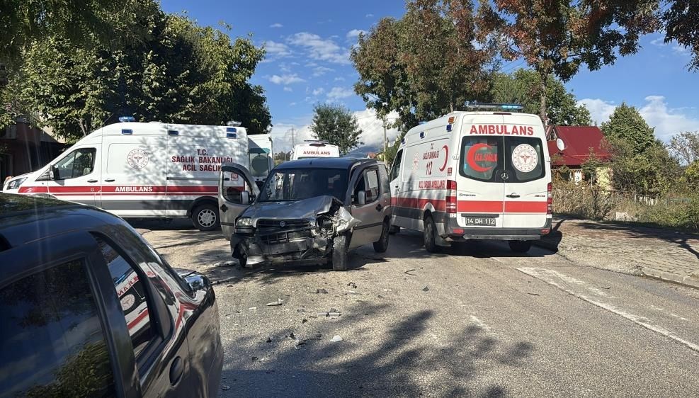 boluda iki arac carpisti dordu cocuk bes yarali cih6AeaQ