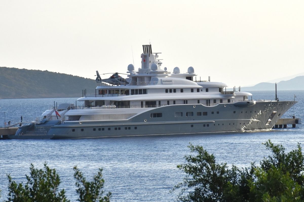 dubai seyhine ait dunyanin sayili yatlarindan radianta bodrumda yakit ikmali yapildi YvauZw3g.jpg