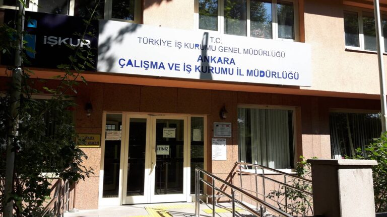 iskurda yogunluk bir genc olarak ofkeliyim ogrenciler kitap alabilmek beslenmek icin bir yandan calismak zorunda kaliyor P4zp8tTk.jpeg