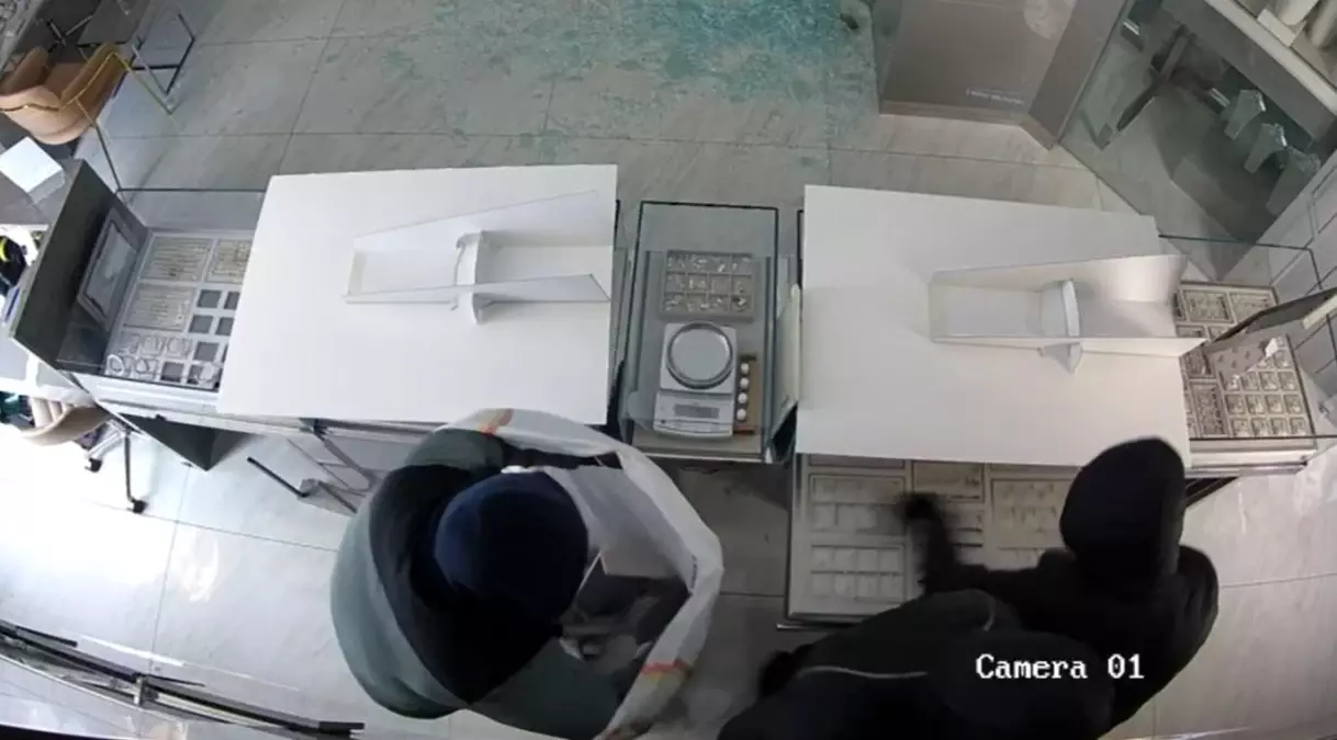 istanbulda kuyumcu soygunu 4 dakikada altinlar calindi VrIQHVDj.jpg