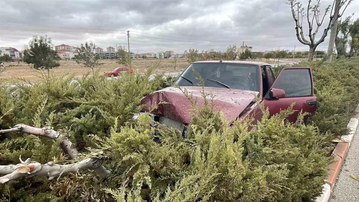 Karaman’da Tofaş Otomobili Kaza Yaptı: Baba ve Kızı Yaralandı
