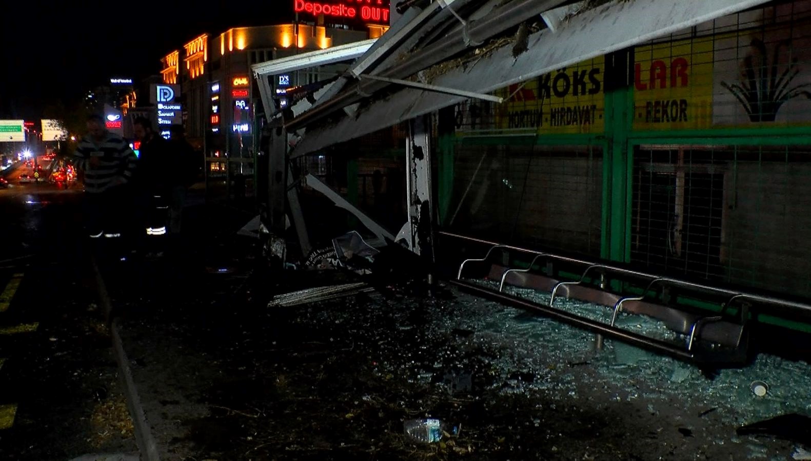 otomobil duraga daldi agac faciayi engelledi 1 yarali WyyAy7cU.jpg