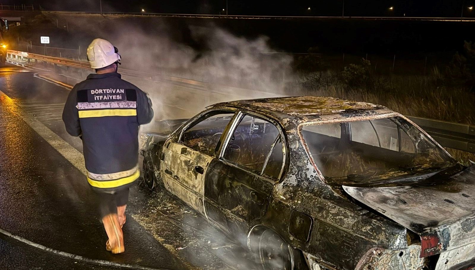 otoyolda yangin panigi giselerde yanmaya basladi Um1tdQsI.jpg