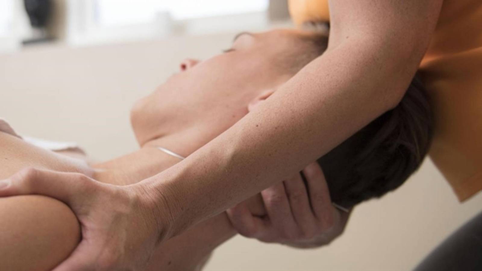 uzman olmayan kisilerin yapilan boyun masajlari genclerde inme sebebi FMpiH78W.jpg