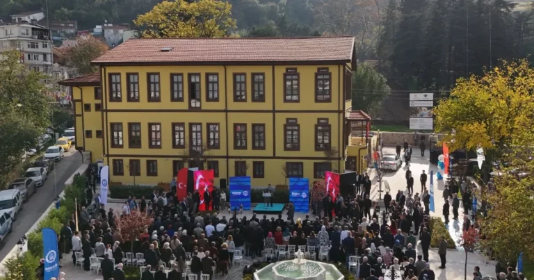 alev alatli sehir dusunce ve sanat merkezi acildi JLVvhKJE.webp