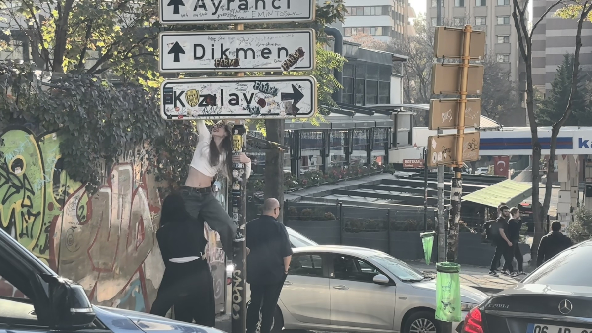 ankara buyuksehir belediyesi kizilay tabelasindaki fotograf cekimleri icin barfiks demiri insa etti erRAQ2ih.jpg