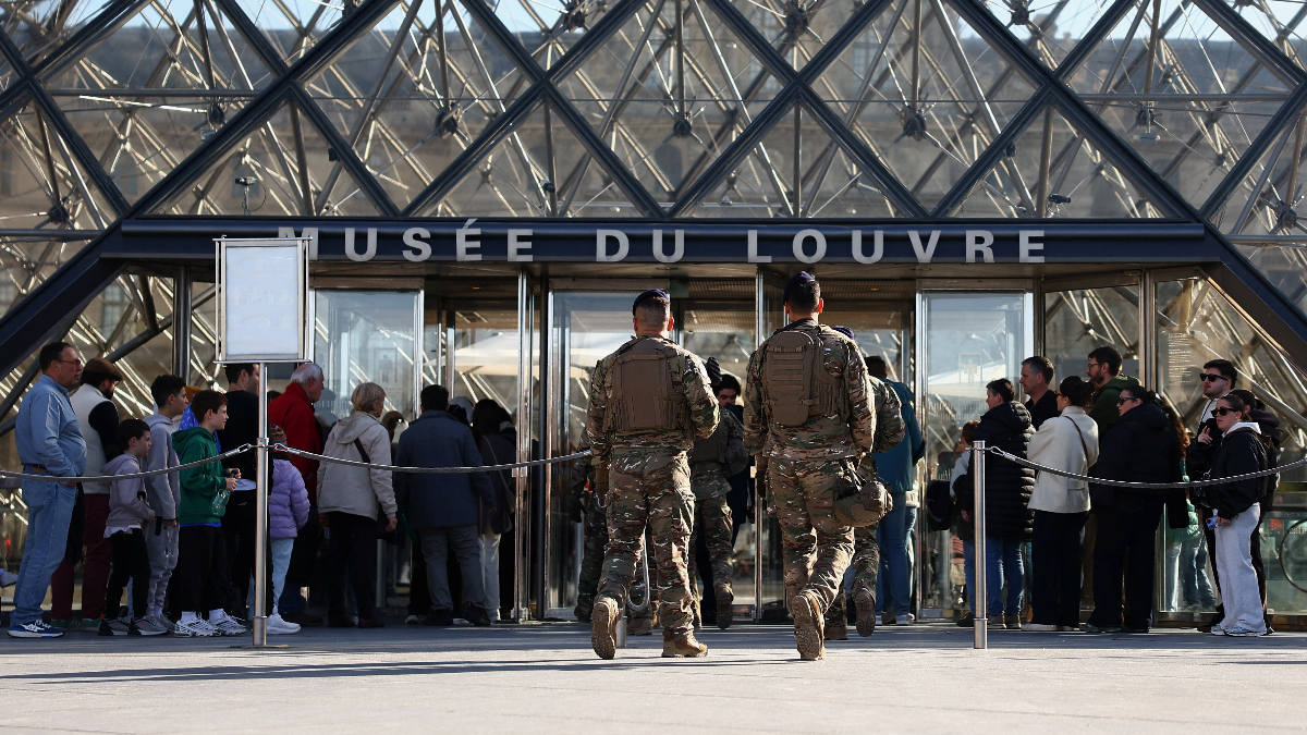 louvre muzesi soygunuyla ilgili olarak bir kisi daha tutuklandi KyEwfOLg.jpg