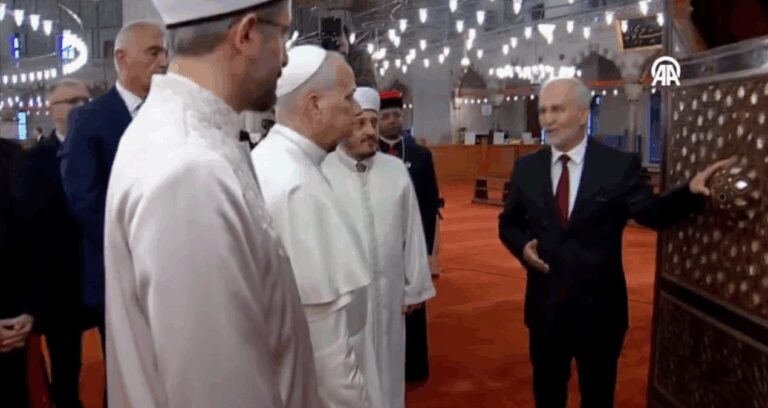 papa-sultanahmet-camiini-ziyarete-geliyor-hxcQHIAa.jpg