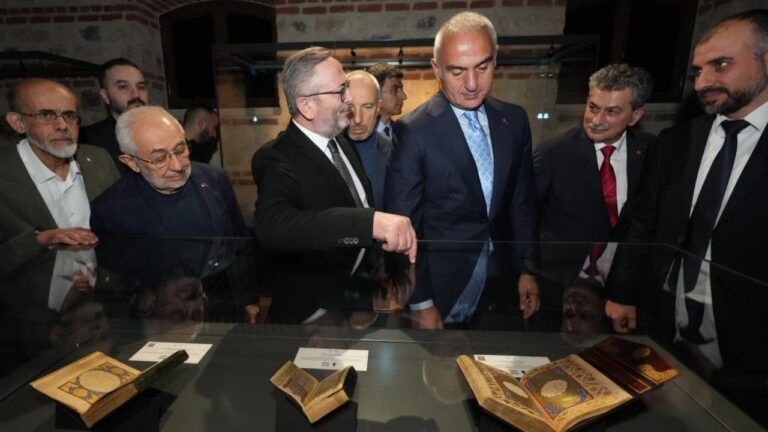 700-yillik-yazma-eserler-istanbulda-ziyarete-acildi-RVPNSsEa.jpg