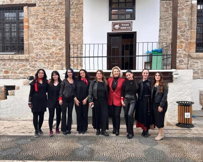 bahar-gelir-kirsehirdeki-kadinlarla-kultur-ve-sanat-bulusmasi-gerceklestirdi-9tdjJfyf.jpg