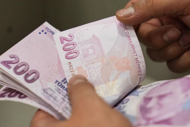 gozler-pazartesi-gununde-kurusu-kurusuna-hesaplandi-iste-yeni-memur-maaslari-Vpyz1Cg7.jpg