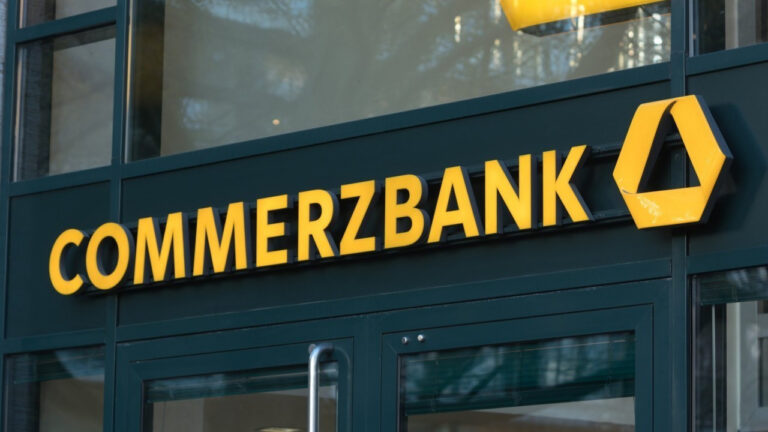 commerzbank-sterlin-trumpin-yeni-tarifeleriyle-baski-altinda-clb7DSQ7.jpg