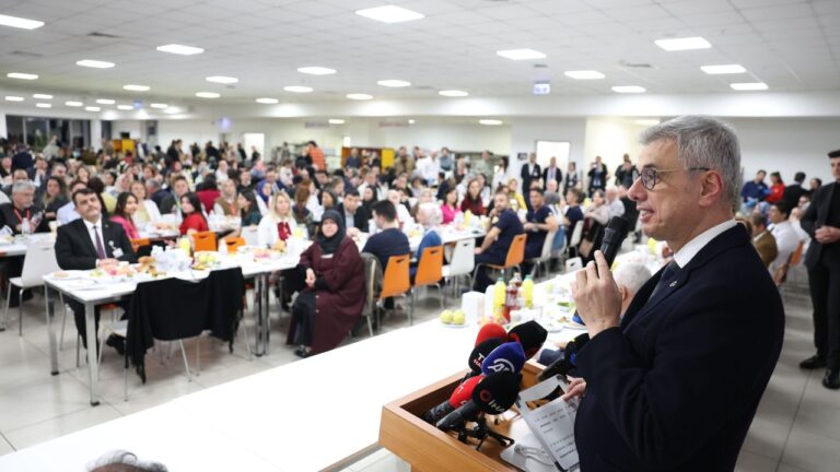 bakan-memisoglu-saglik-calisanlariyla-iftarda-bir-araya-geldi-dt4LtICZ.jpg