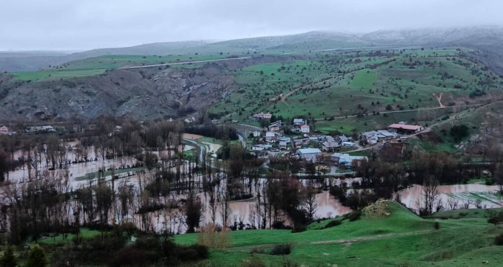 saganak-nedeniyle-kizilirmak-tasti-ev-ve-ahirlari-su-basti-Bb9TcBAz