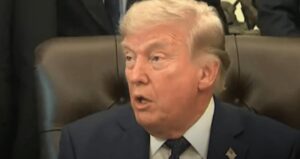 trumpi-cildirtan-iran-sorulari-gazetecilere-hakaretler-yagdirdi-O8GlDmOr