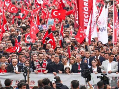 CHP Lideri Özgür Özel, 19 Mayıs’da Gençlerle Anıtkabir’e Yürüdü: “Gelecek Gençlerin”